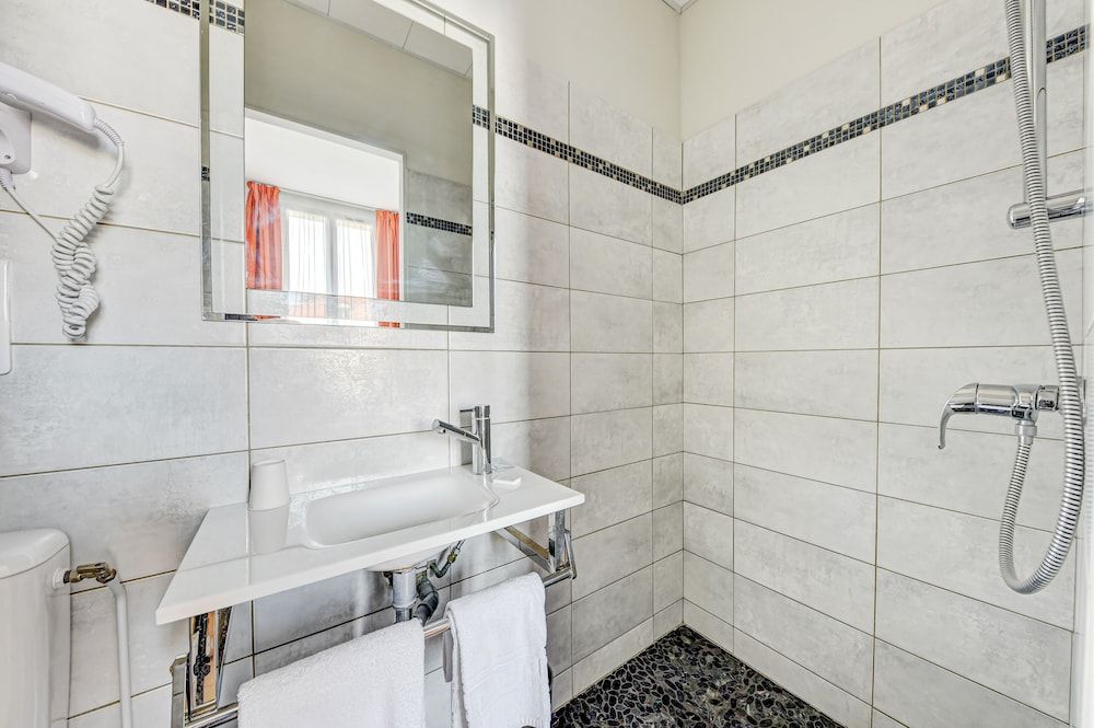 Hôtel Robespierre Standard Double Room, 1 Double Bed 11