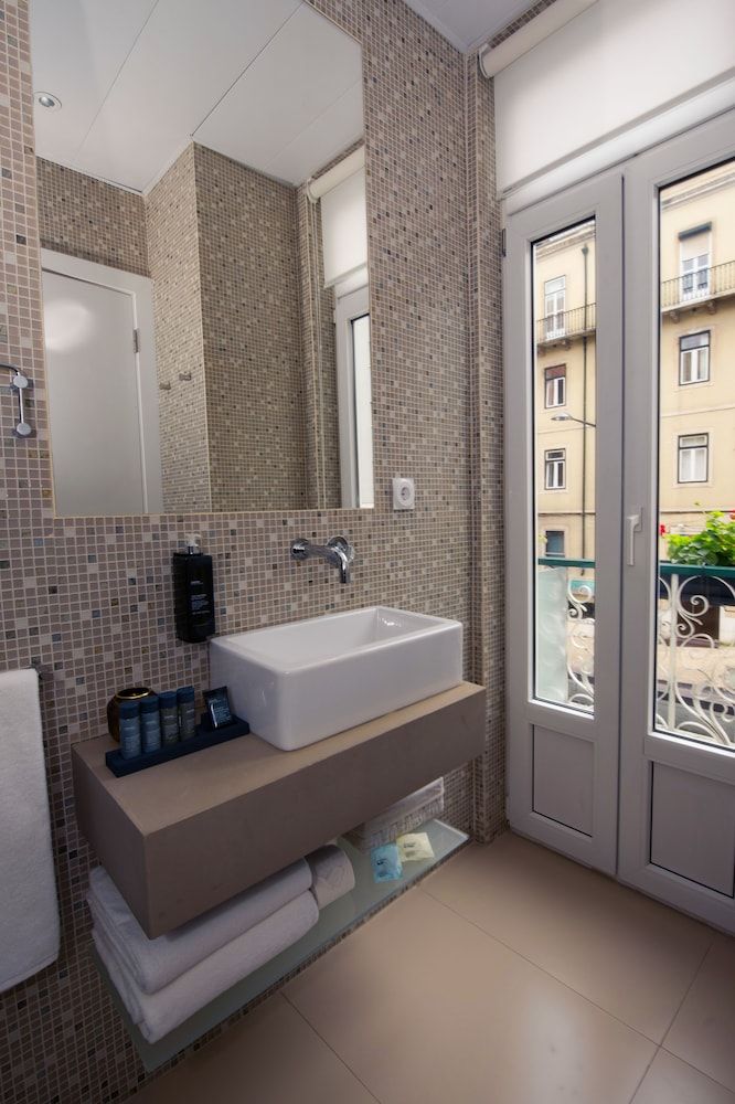 The Leaf Boutique Hotel Lisbon Classic Double Room 4