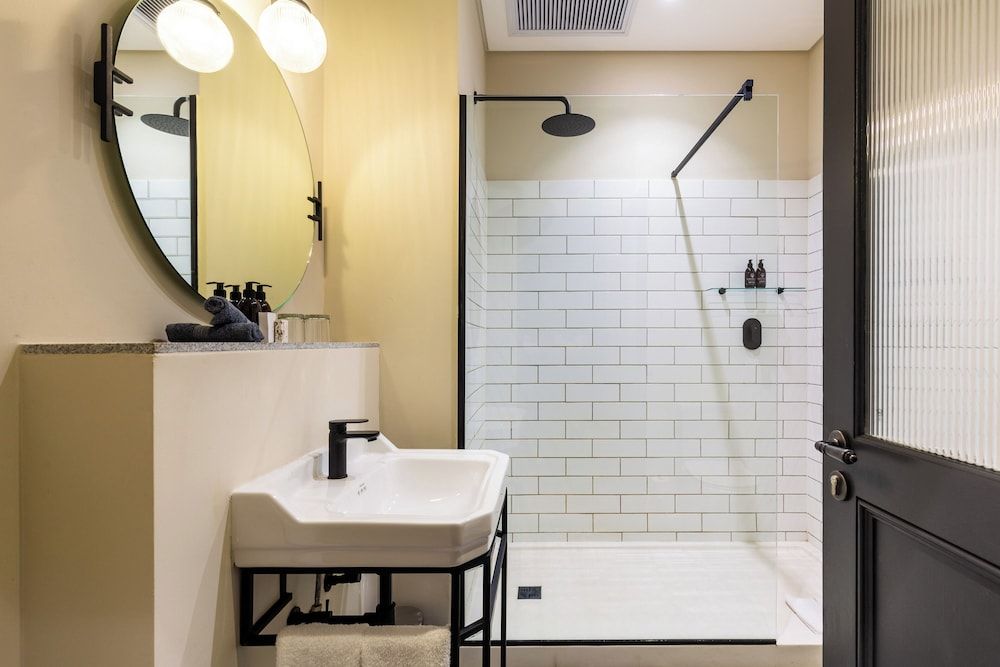 Old Bank Hotel Deluxe Room 7