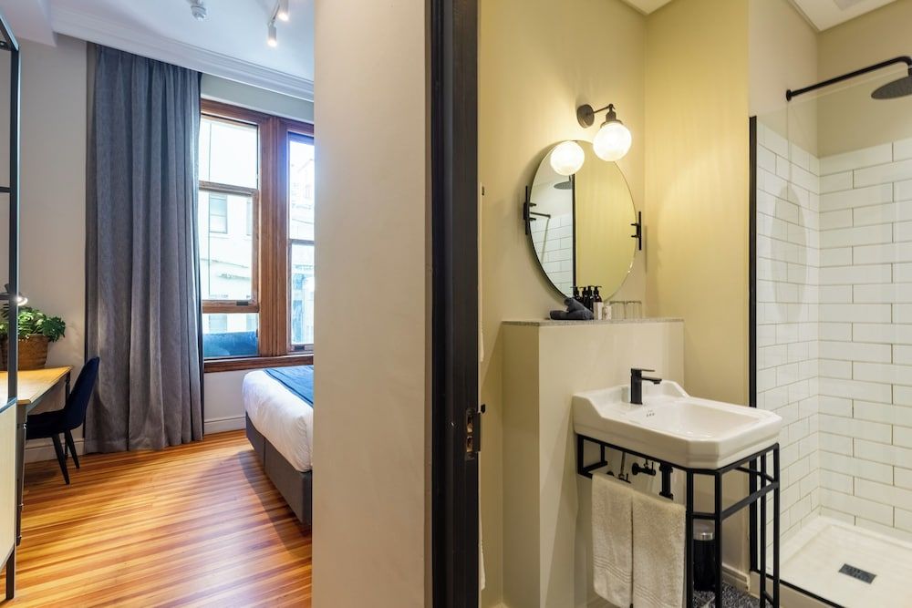 Old Bank Hotel Deluxe Room 6