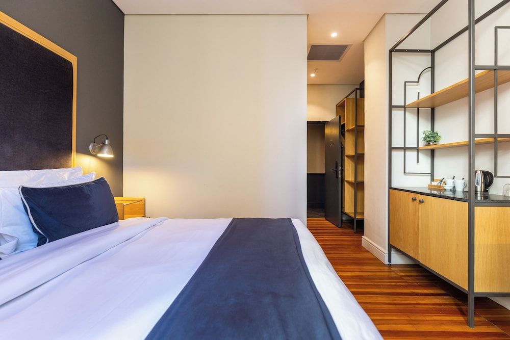 Old Bank Hotel Deluxe Room 4