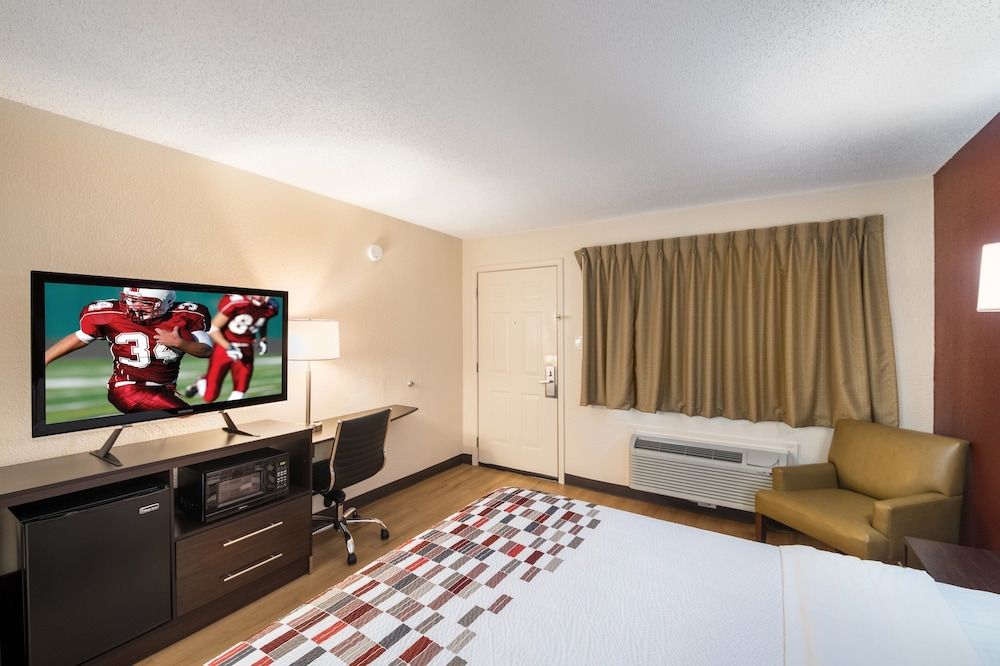 Red Roof Inn Temple Deluxe Room, 1 King Bed, Non Smoking 3