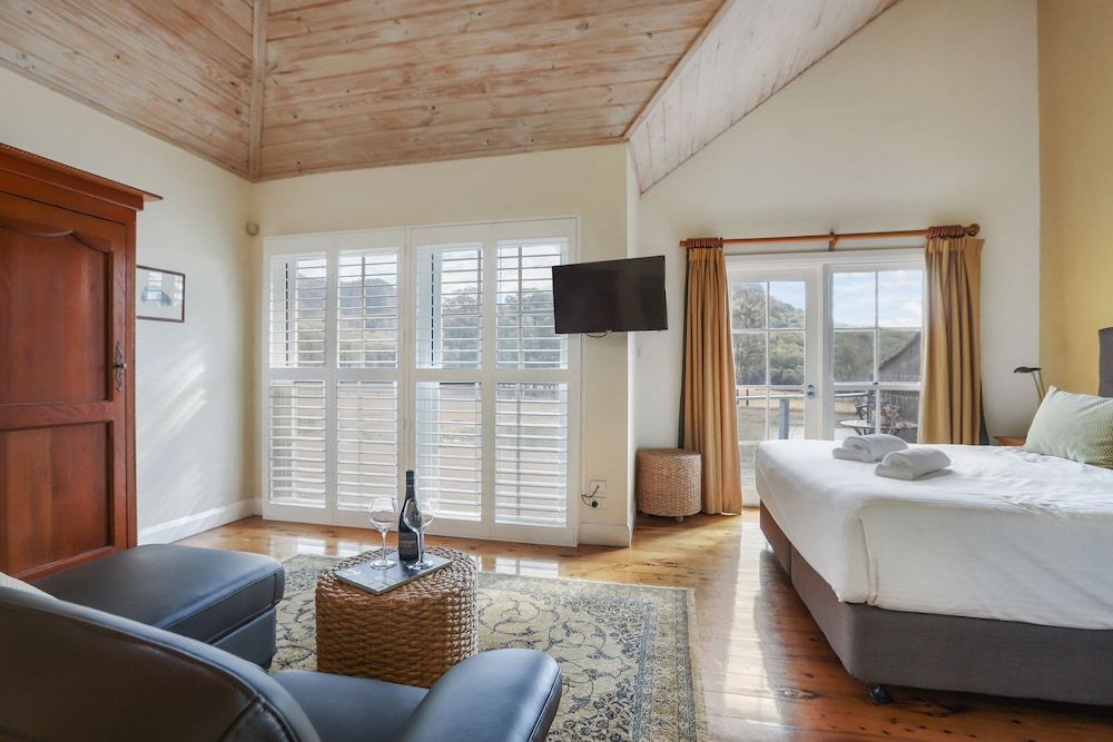 Brokenback Views Country Estate Superior Villa, 1 King Bed, Balcony, Lake View 4