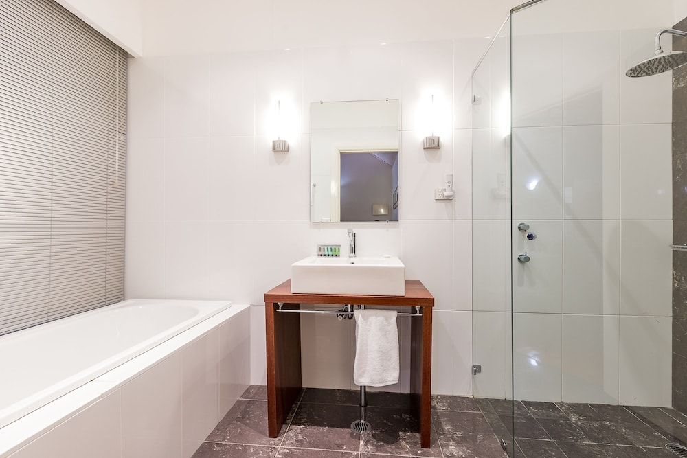 Brokenback Views Country Estate Superior Villa, 1 King Bed, Balcony, Lake View 8