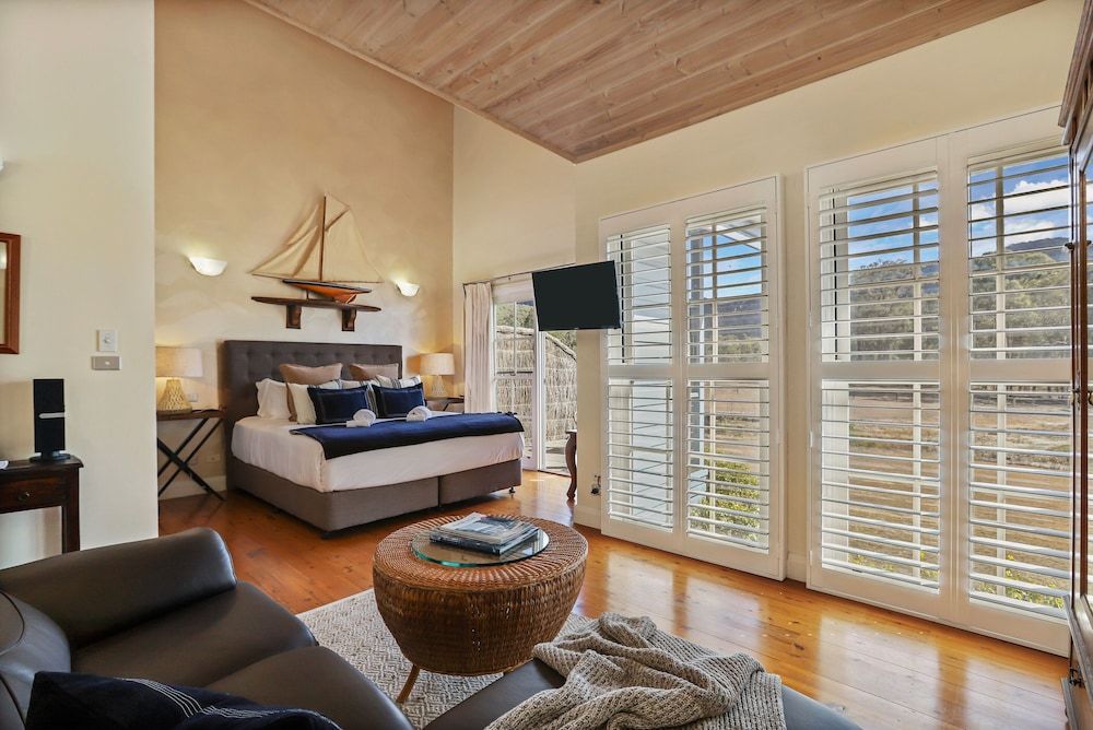 Brokenback Views Country Estate Superior Villa, 1 King Bed, Balcony, Lake View 2