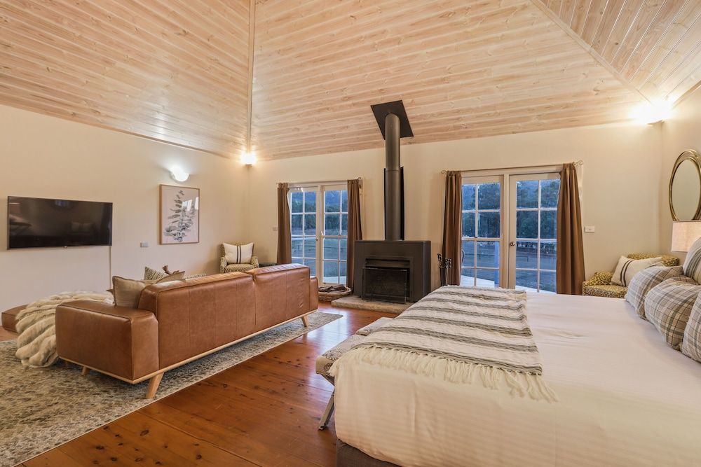 Brokenback Views Country Estate Loft Villa 6