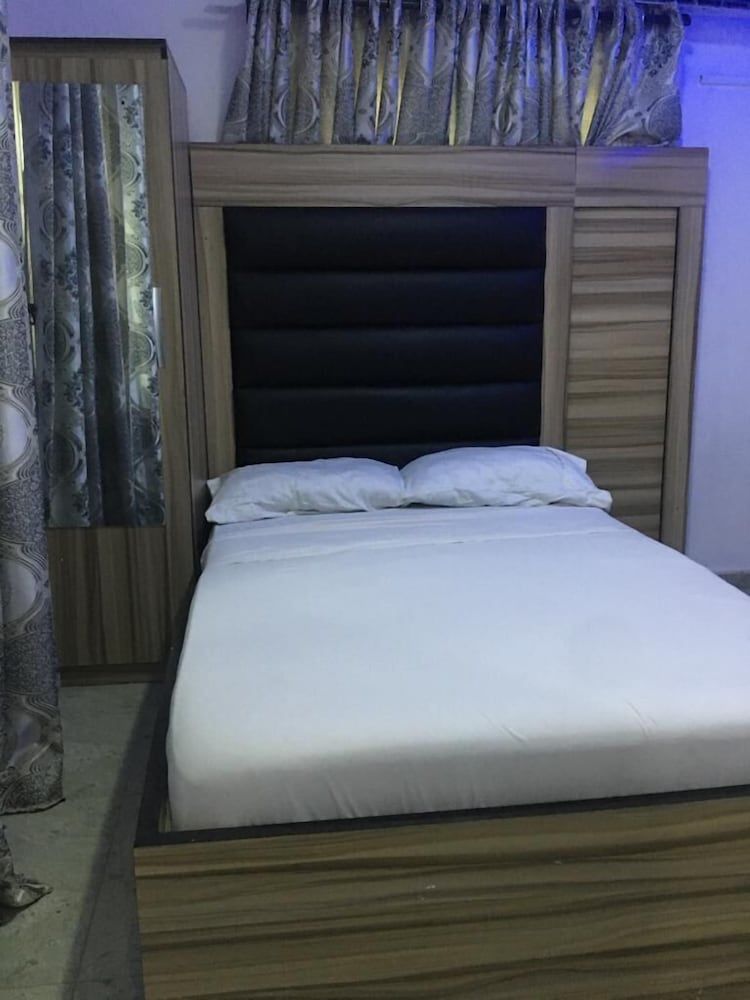 Jaybritt Luxury Apartment Double Room 3