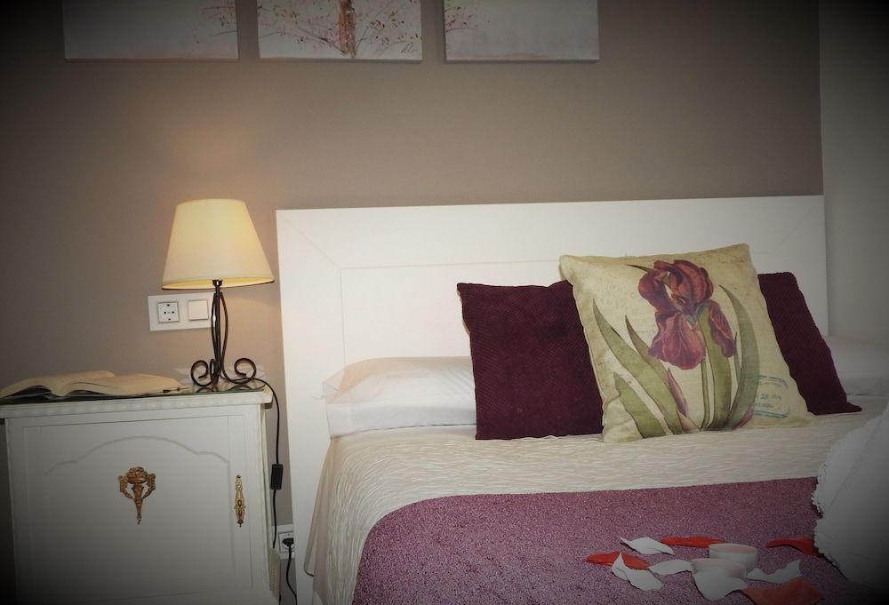 Hostal Bruña Standard Double Room 9