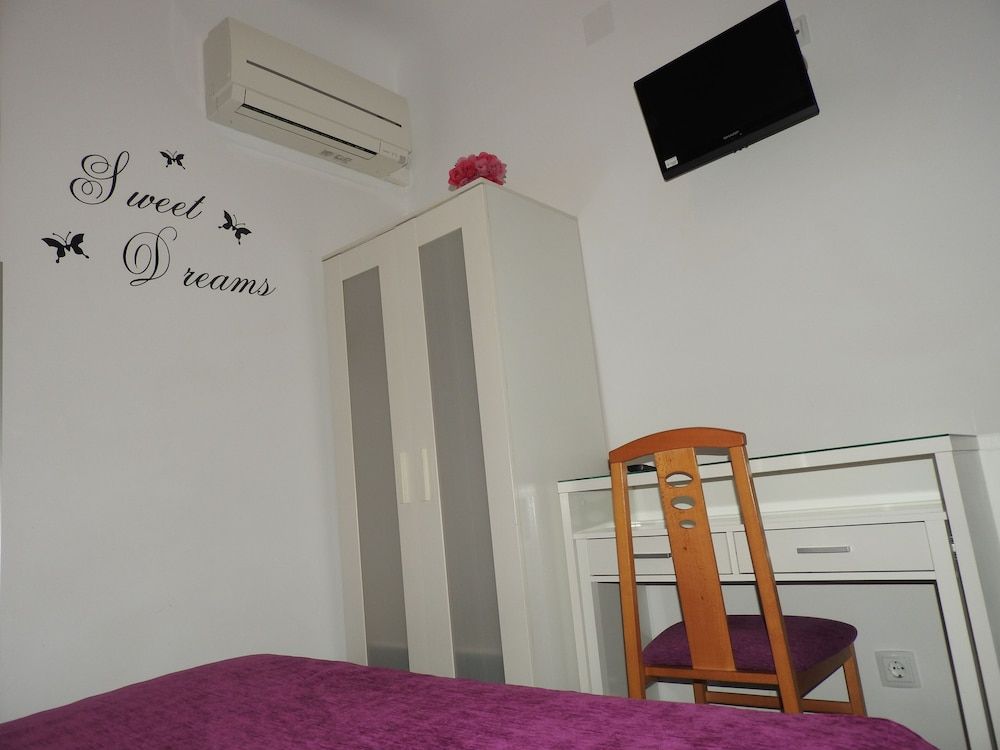 Hostal Bruña Standard Double Room 8