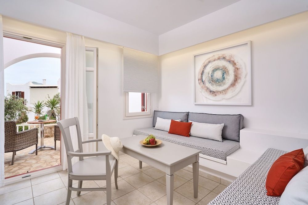 Deluxe Suite, 1 Queen Bed, Garden View