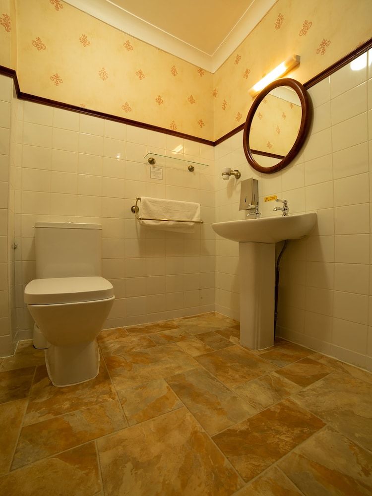 Fines Bayliwick Hotel Standard Triple Room 8