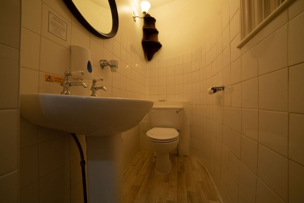 Fines Bayliwick Hotel Standard Triple Room 6