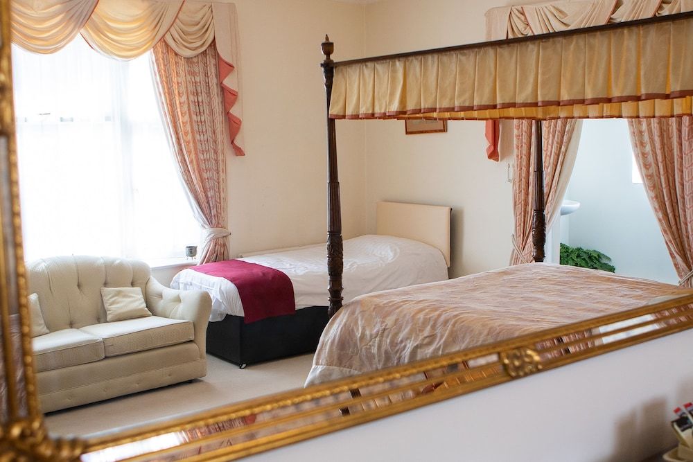 Fines Bayliwick Hotel Family Room 8