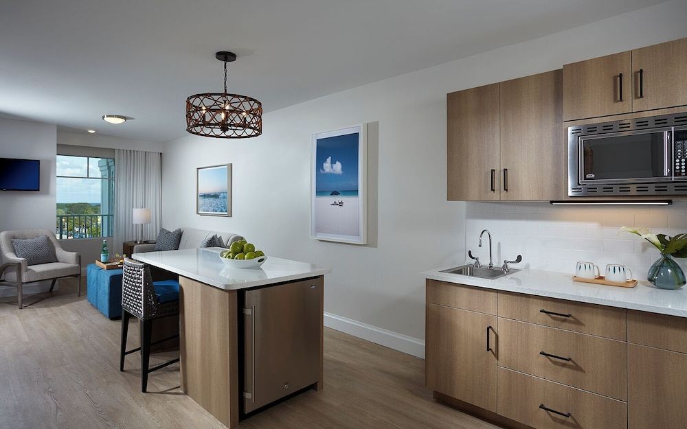 The Pointe Hotel King Premier Waterfront Suite 5