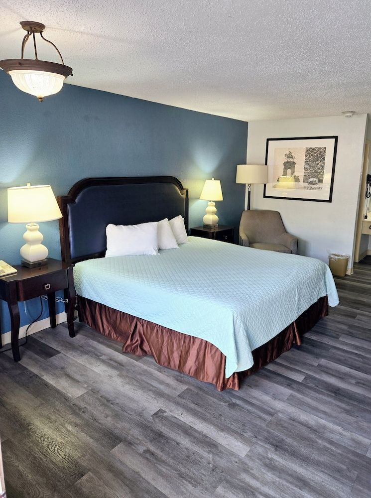 Standard Room, 1 King Bed, Accessible, Non Smoking