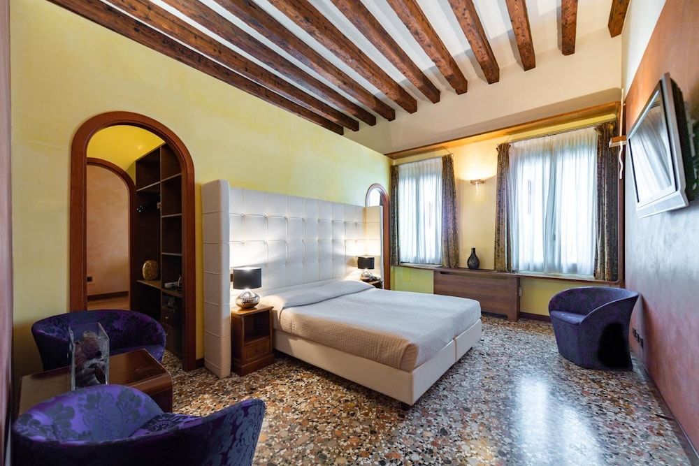 Abbazia De Luxe Suite, City View 6