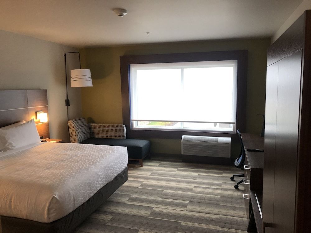 Standard Room, 1 King Bed, Accessible Bathtub (Mobility)