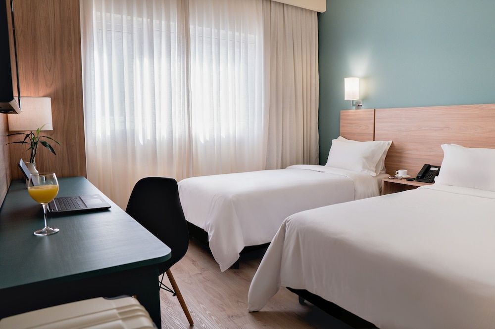 Intercity Curitiba Batel Standard Triplo - 1 Cama Queen e 1 Cama Solteiro