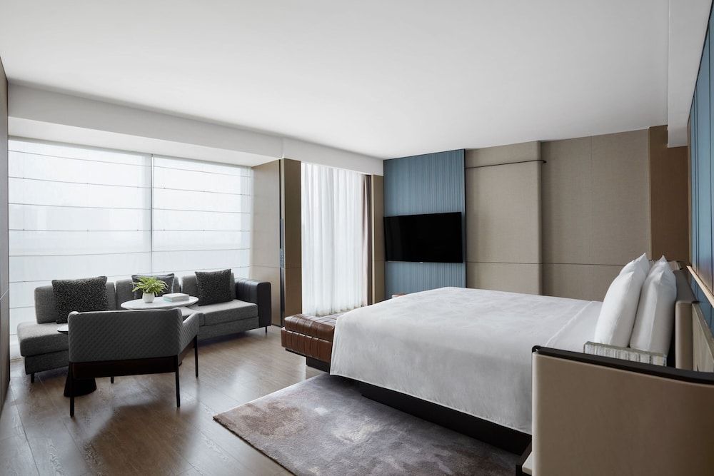 Executive Suite, 1 King Bed, Balcony, Lake View