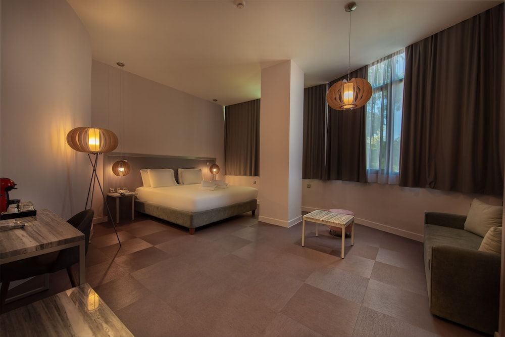 Studio Suite, King and Sofa Bed, Garden or Pool View