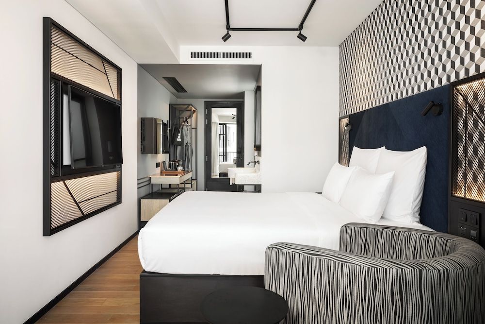 TRIBE Phnom Penh Post Office Square Comfort Room, 1 Queen Bed, Balcony 3