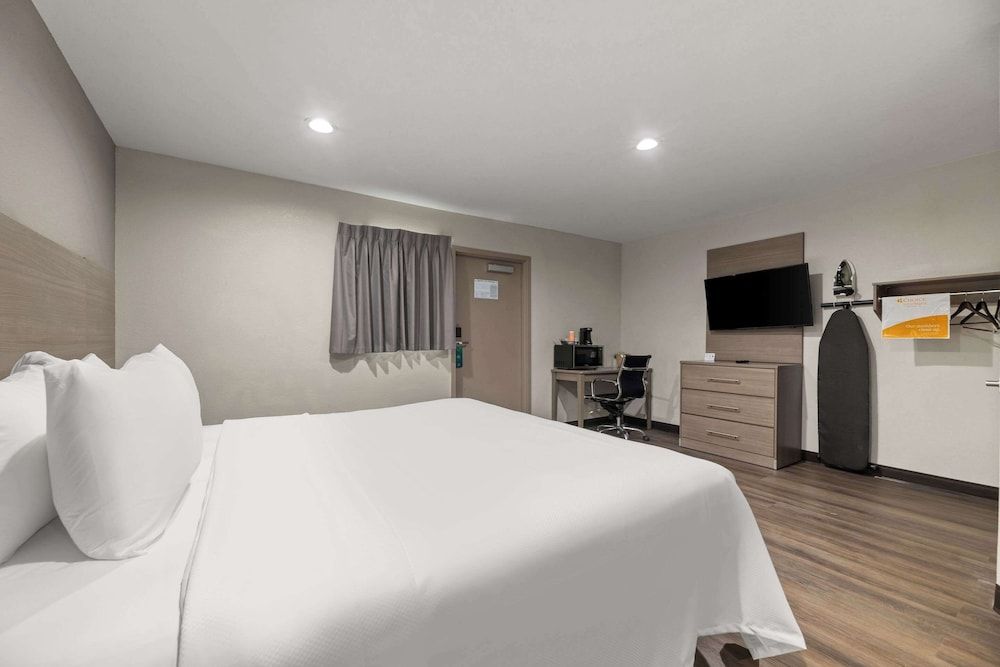 Suite, 1 King Bed, Accessible, Non Smoking (Roll-In Shower)
