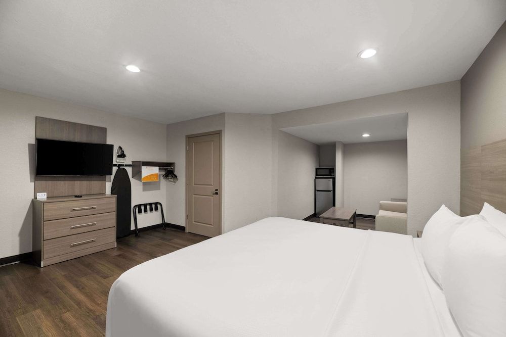 Suite, 1 King Bed, Accessible, Non Smoking (Roll-In Shower)