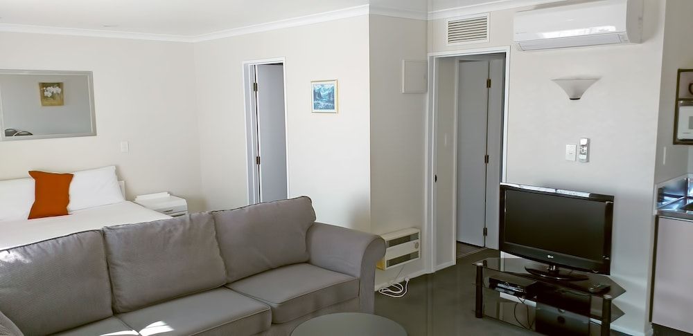 Shadzz Motel & Conference Centre Family Room, 1 Bedroom 4