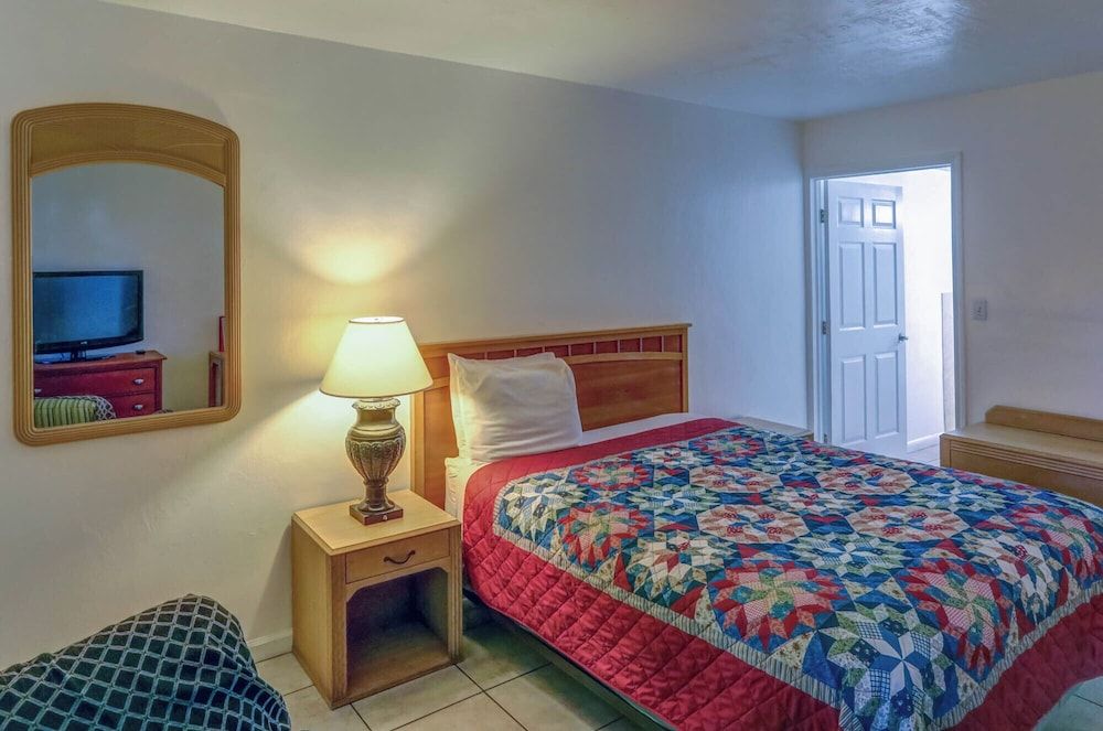 Richard's Motel Extended Stay Grand Studio, Mobility Accessible 2