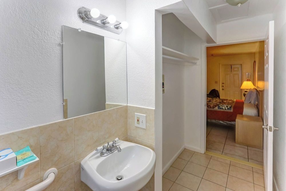 Richard's Motel Extended Stay Grand Studio, Mobility Accessible 4