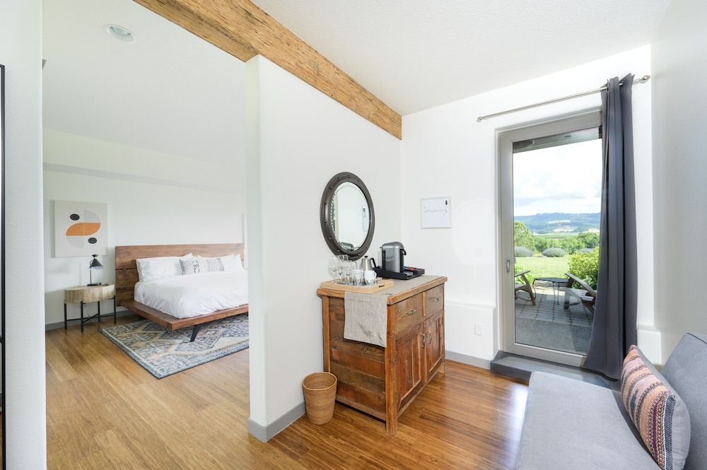The Setting Inn Willamette Valley Room Six 2