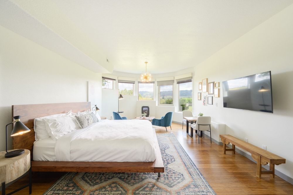 The Setting Inn Willamette Valley Room Six 8