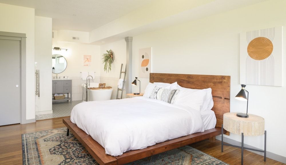 The Setting Inn Willamette Valley Room Six 3