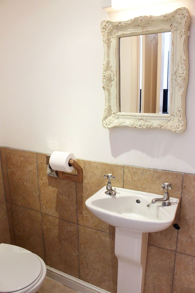 Hudsons Deluxe Triple with King Bed 5