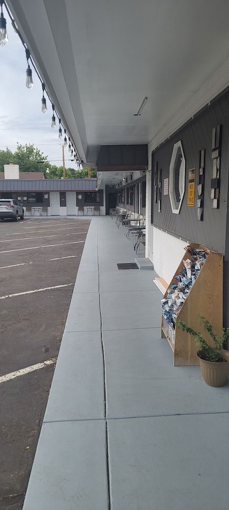 undefined Highlander Motel 8