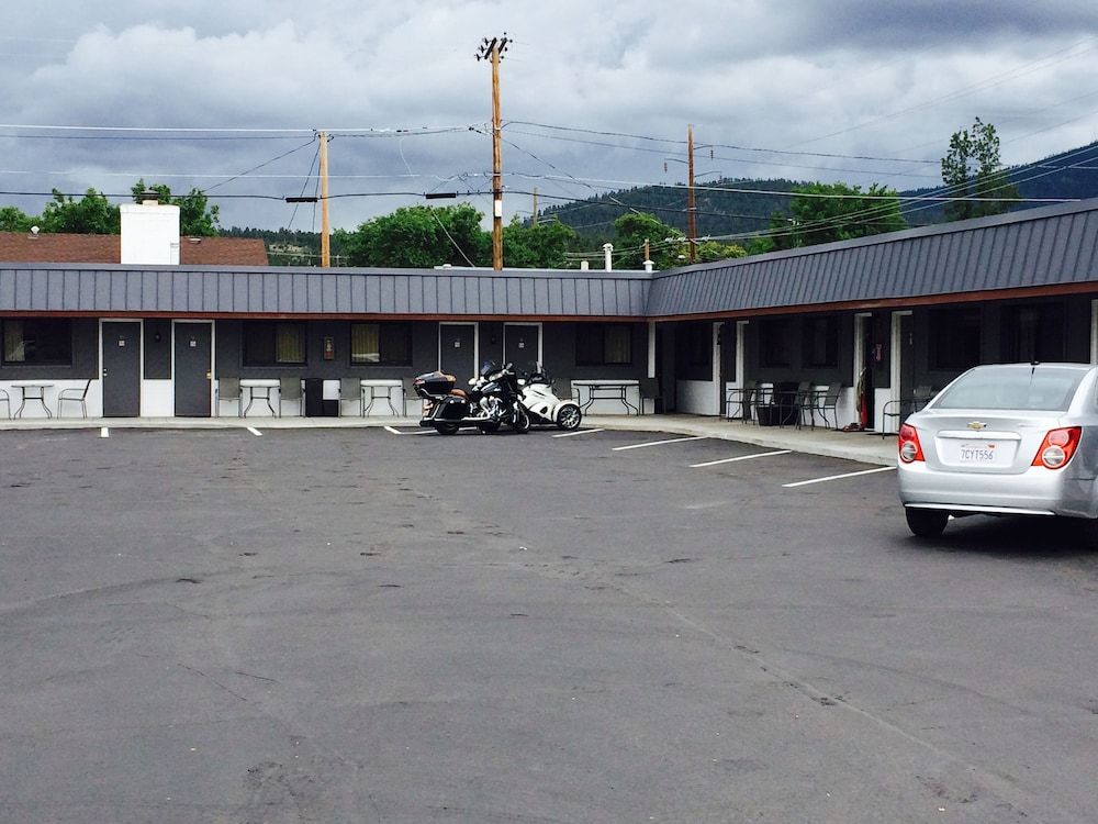 undefined Highlander Motel 4