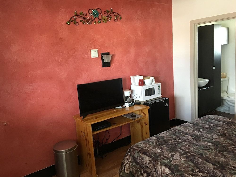 Highlander Motel Standard Room, 1 Queen Bed 4