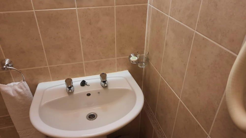 Hotel 1843 Reading Standard Triple Room 2