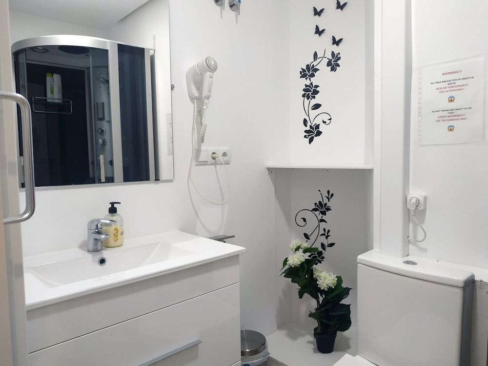 Flats Friends Plaza de la Reina Double Room, 1 Double Bed, City View 3