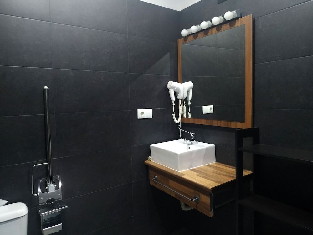 Flats Friends Plaza de la Reina Superior Double Room, 1 Queen Bed, City View 6