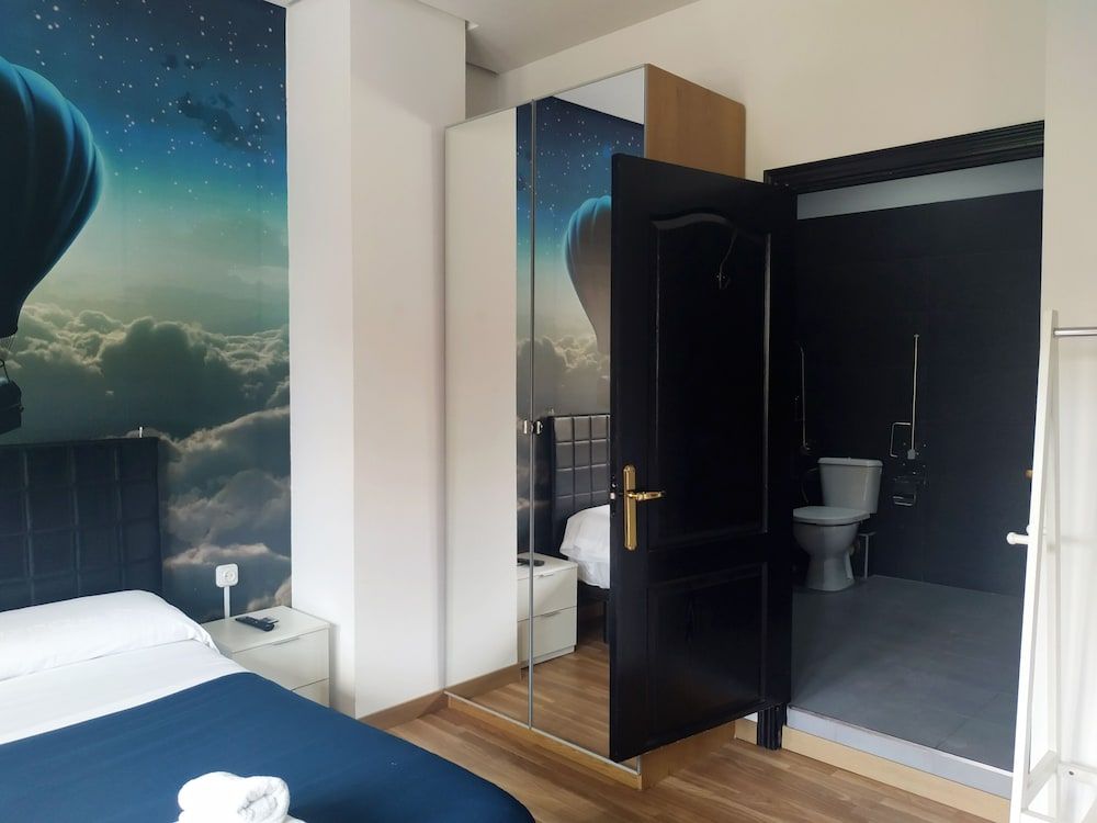 Flats Friends Plaza de la Reina Superior Double Room, 1 Queen Bed, City View 9