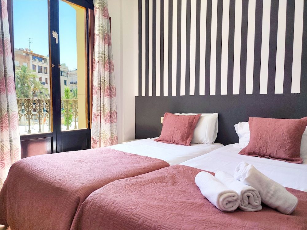 undefined Flats Friends Plaza de la Reina 2