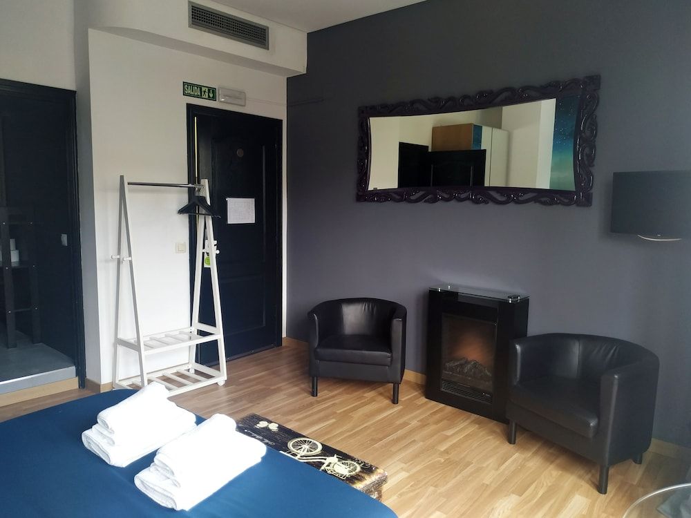 Flats Friends Plaza de la Reina Superior Double Room, 1 Queen Bed, City View 7