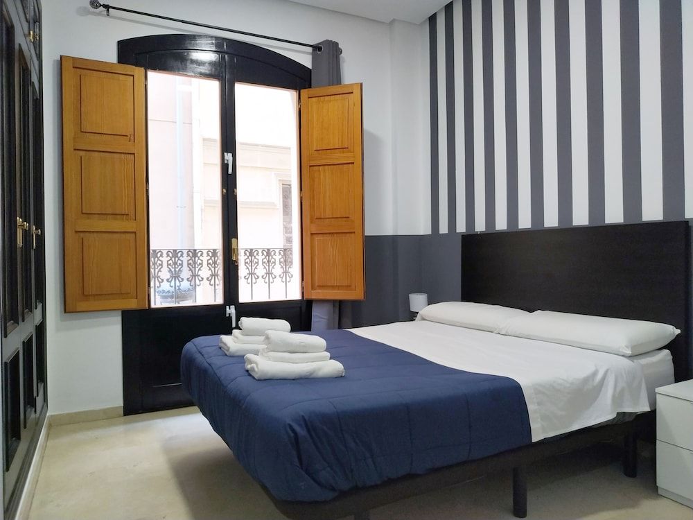 undefined Flats Friends Plaza de la Reina 3