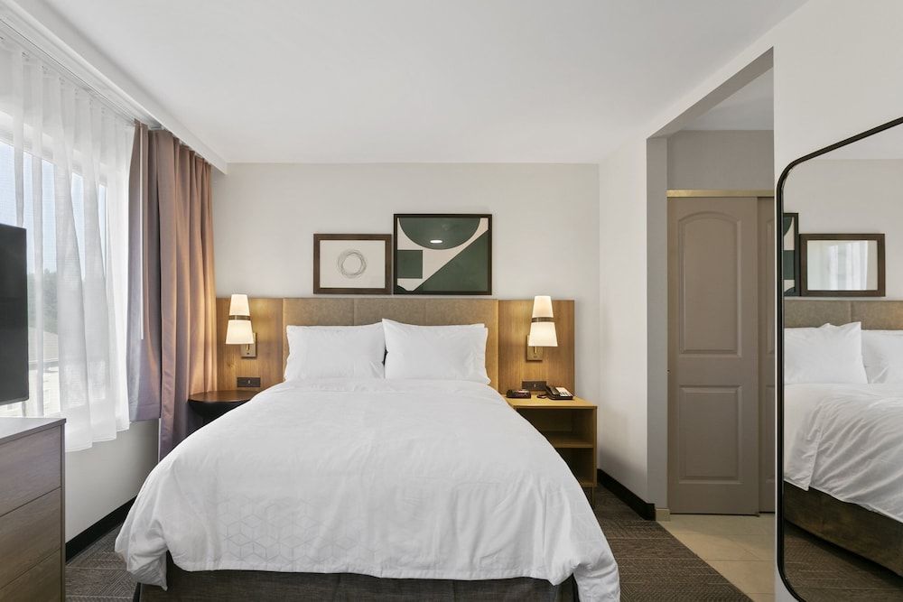 Studio Suite, 1 Queen Bed, Roll-in Shower (Comms Accessible)
