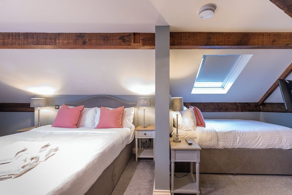 The Royal Oak Deluxe Triple Room