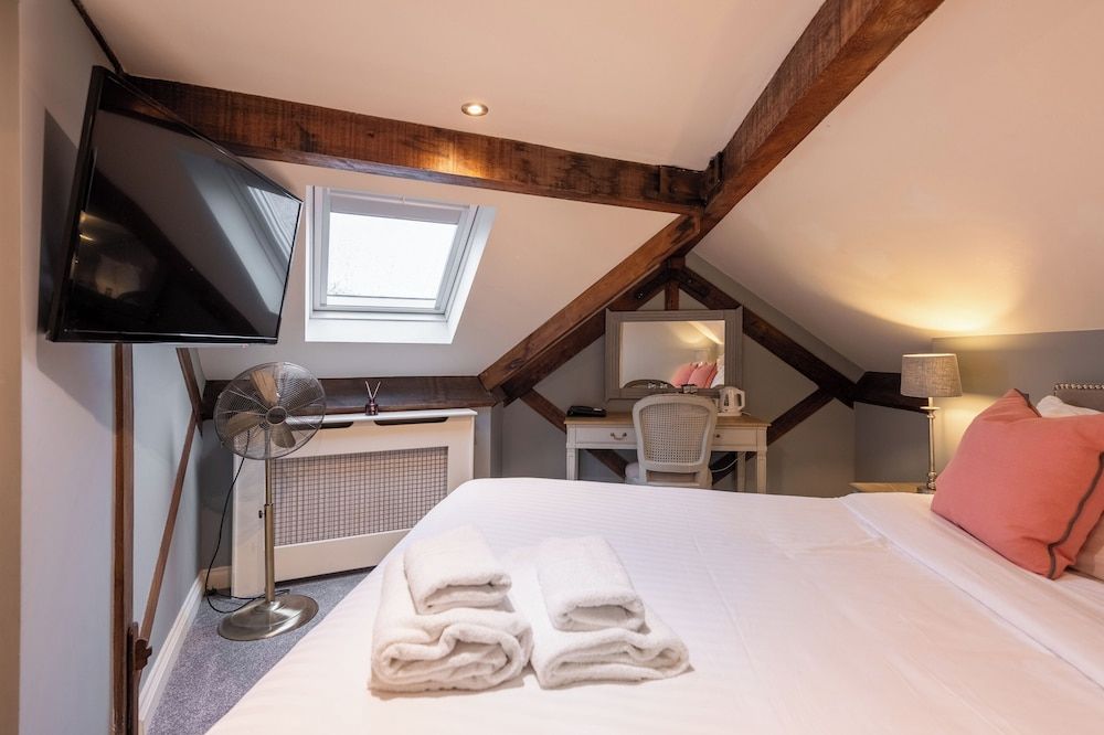 The Royal Oak Deluxe Triple Room 2