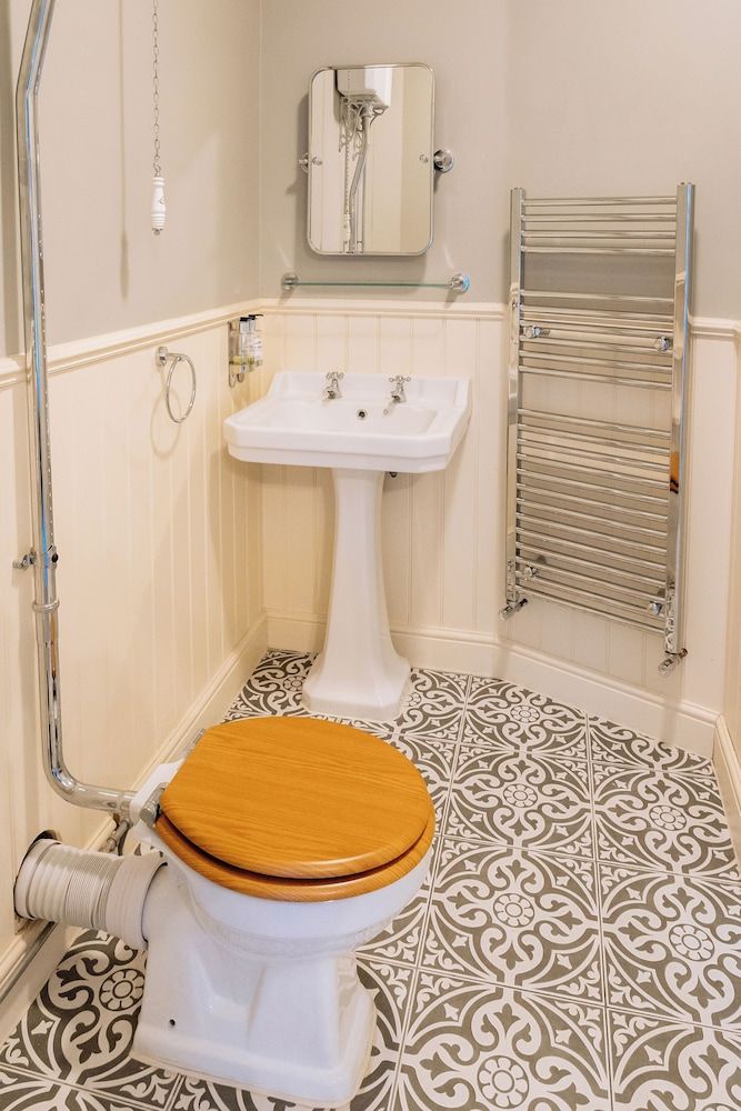 The Royal Oak Deluxe Triple Room 5