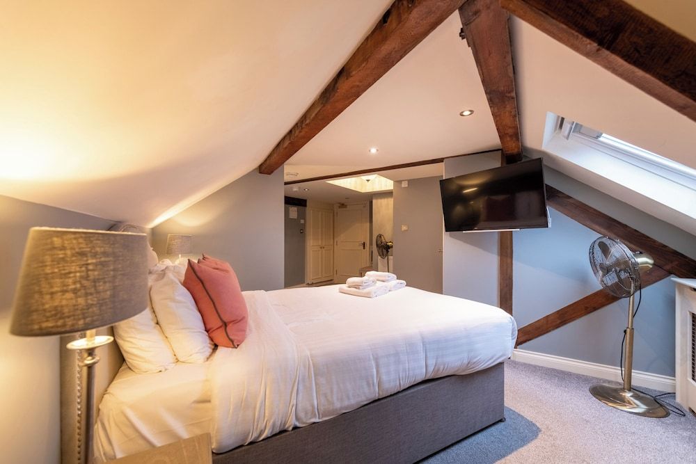 The Royal Oak Deluxe Triple Room 4