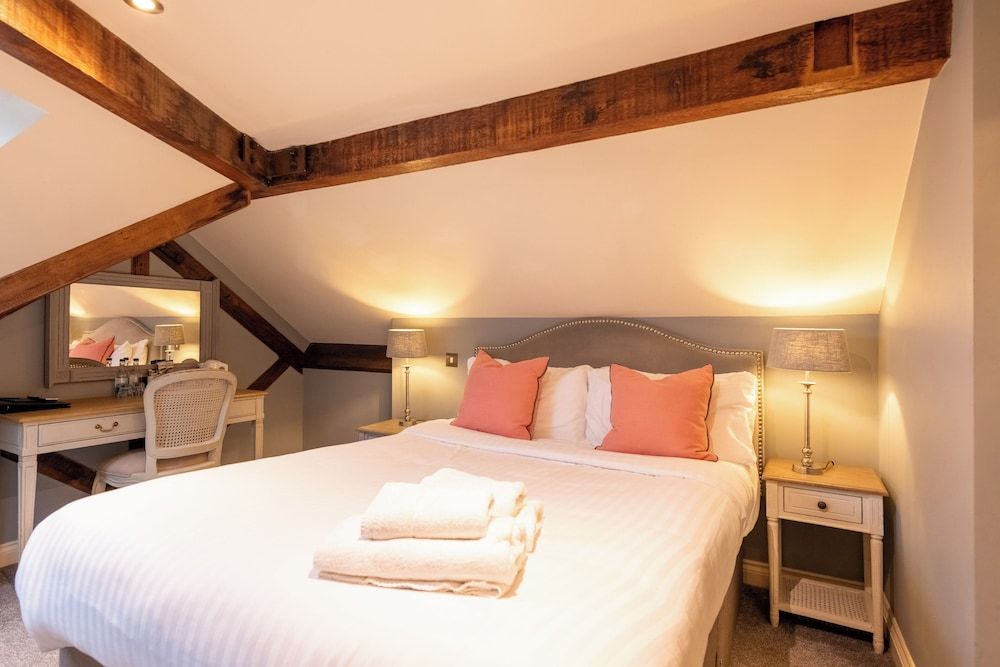 The Royal Oak Deluxe Triple Room 3